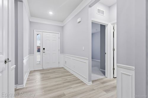 55638 Oak Pointe Dr, Shelby Twp, MI, 48315-6706 | Card Image