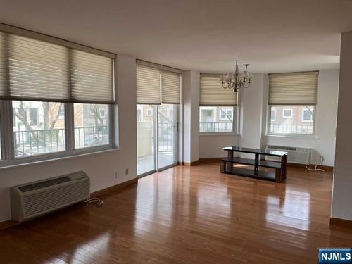 200 Grand Cove Way, Edgewater, NJ, 07020-7214 | Card Image