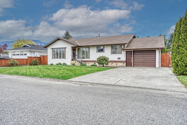 42217 Corona Avenue, House other with 3 bedrooms, 2 bathrooms and 6 parking in Yarrow BC | Image 2