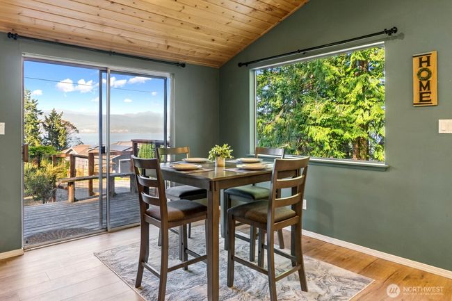 Enjoy every meal looking at that gorgeous view! | Image 6