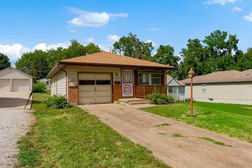 208 E 80th Ter, Kansas City, MO, 64114-2514 | Card Image