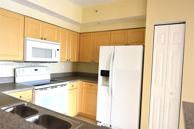 APT-202 - 2151 W Preserve Way, Condo with 2 bedrooms, 2 bathrooms and null parking in Miramar FL | Image 11