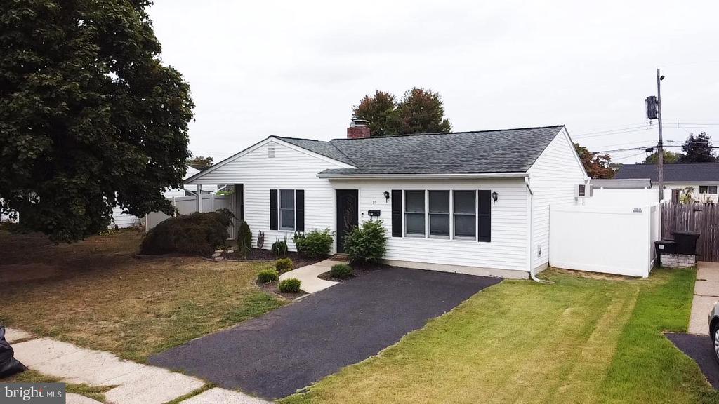 Palm Ln, Levittown, PA 19054