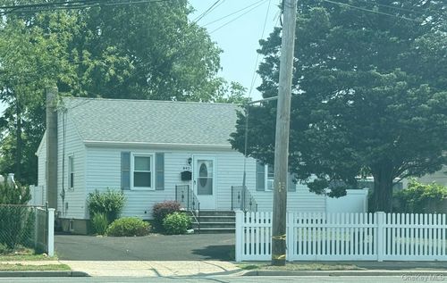 842 Wellwood Ave, Lindenhurst, NY, 11757-1214 | Card Image