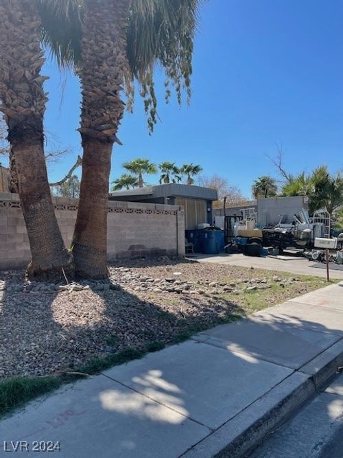 4657 Madera Way, Las Vegas, NV, 89121-2839 | Card Image
