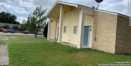 apt-4-657 W 4th St, Yorktown, TX, 78164-5004 | Card Image