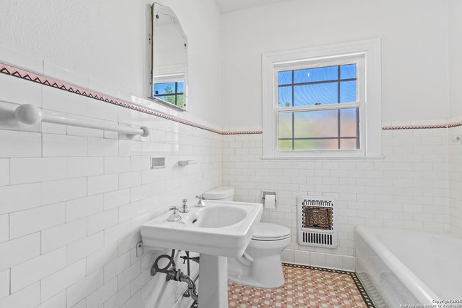 123 E Ridgewood Ct, Home with 2 bedrooms, 2 bathrooms and null parking in San Antonio TX | Image 22
