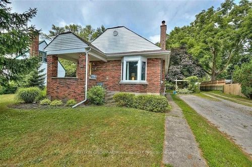 3813 St Peter Ave, Niagara Falls, ON, L2J2N7 | Card Image