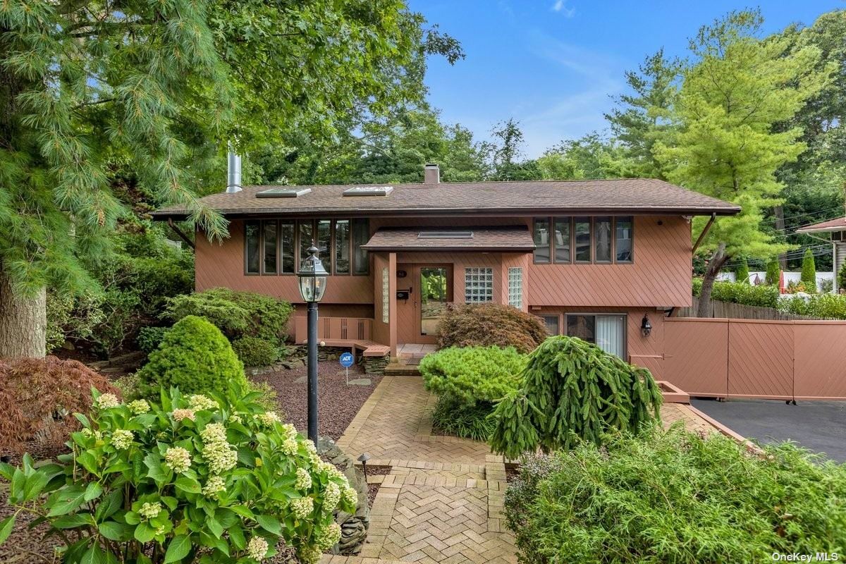 Deepdale Dr, Commack, NY 11725