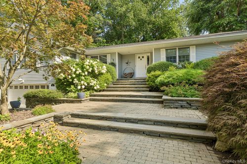24 Vanad Dr, Roslyn, NY, 11576-2527 | Card Image