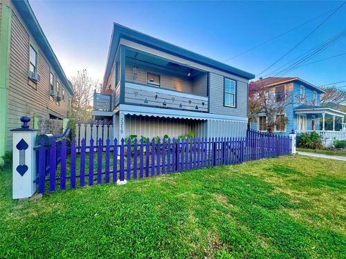 2215 30th St, Galveston, TX, 77550-7720 | Card Image