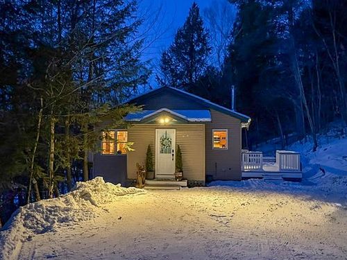 55 Trickle Brook Dr, Proctorsville, VT, 05153-8812 | Card Image