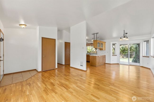 215 James St S, House other with 3 bedrooms, 2 bathrooms and 2 parking in Roy WA | Image 7