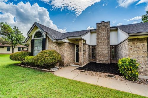 206 Live Oak Dr, Mountain City, TX, 78610-9522 | Card Image