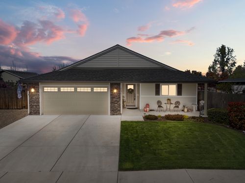 2271 Smokethorn Way, Medford, OR, 97504-4931 | Card Image