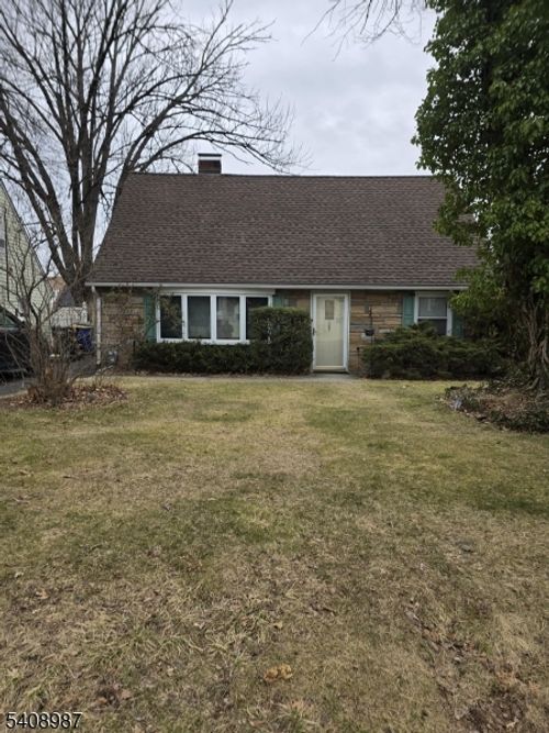 8 Andrew St, Green Brook, NJ, 08812-2504 | Card Image