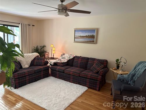 610 Britton Creek Dr, Hendersonville, NC, 28791-7218 | Card Image
