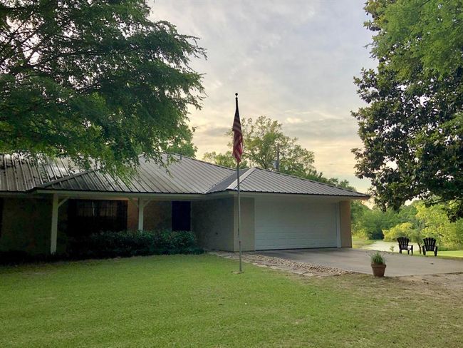 2290 Interstate 45 S, Home with 3 bedrooms, 2 bathrooms and 2 parking in New Waverly TX | Image 4