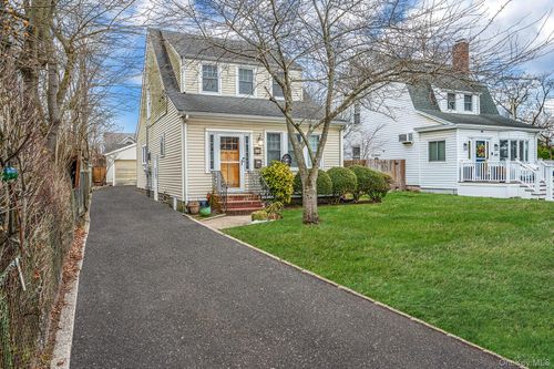 215 West Ave, Patchogue, NY, 11772-3542 | Card Image