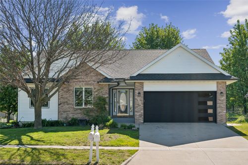 402 Windsor Dr, Solon, IA, 52333-8825 | Card Image
