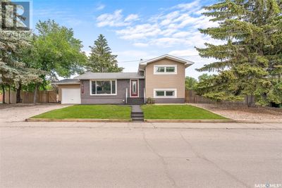 951 13th Ave Nw, House other with 4 bedrooms, 2 bathrooms and null parking in Moose Jaw SK | Image 2