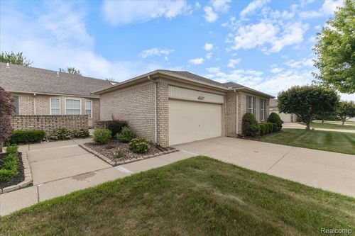 17703 Pleasant Valley Dr, Macomb, MI, 48044-6118 | Card Image