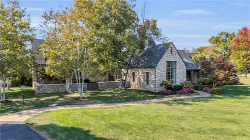 10400 Howe Ln, Leawood, KS, 66206-2500 | Card Image