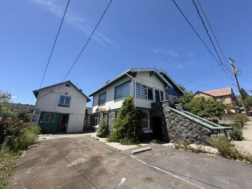 42 Pine St, Klamath Falls, OR, 97601-3180 | Card Image
