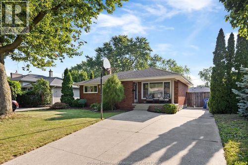 462 Dormar Drive, House with 3 bedrooms, 2 bathrooms and null parking in Windsor ON | Card Image