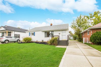 View of front of home featuring a front yard | Image 1