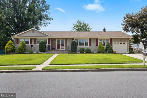 8 W Point Dr, BORDENTOWN, NJ, 08505-2520 | Card Image
