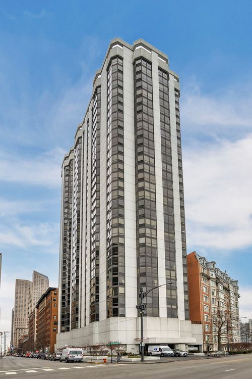 19b-990 N Lake Shore Dr, Chicago, IL, 60611-1375 | Card Image