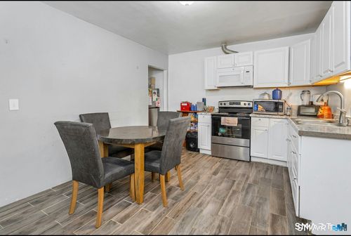 18 Grandview Ave, Danbury, CT, 06810-5415 | Card Image