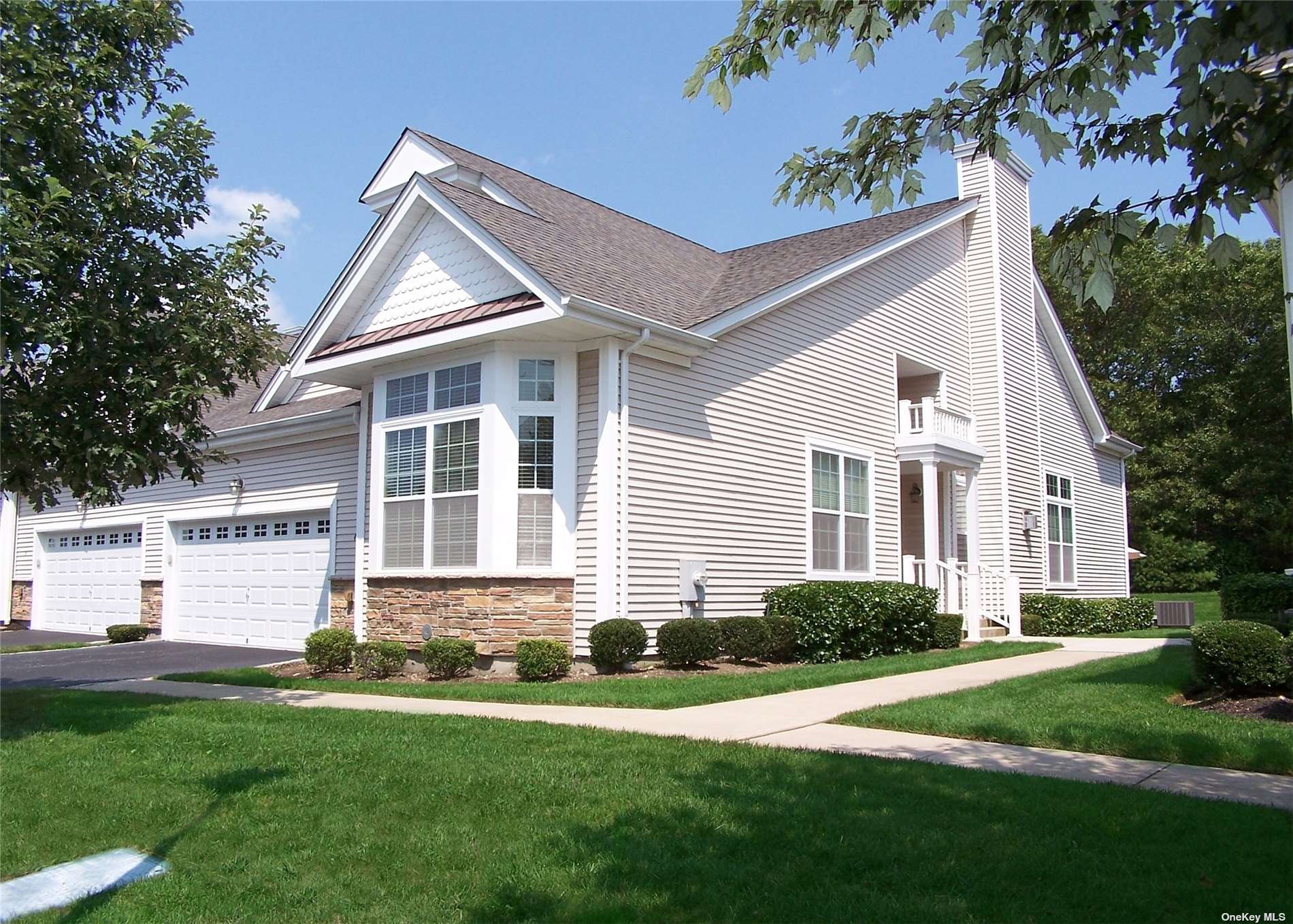Toni Ct, Center Moriches, NY 11934