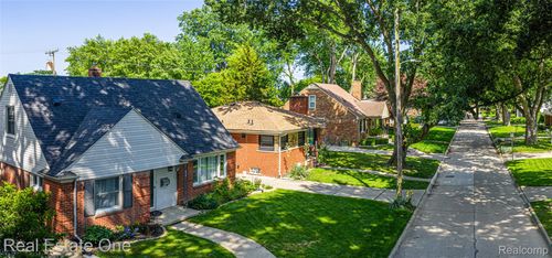 22449 Lakeland St, Saint Clair Shores, MI, 48081-2323 | Card Image