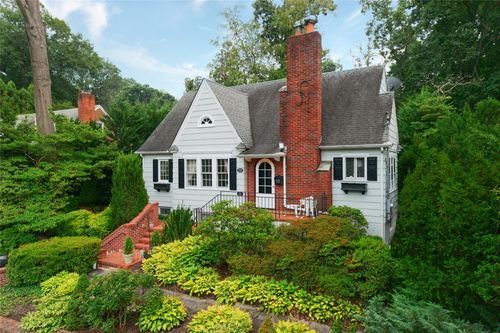 226 Nassau Ave, Manhasset, NY, 11030-2440 | Card Image