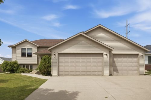1534 Woodridge Ln, West Fargo, ND, 58078-4032 | Card Image