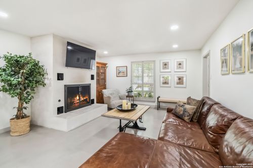 425 W Edgewater Ter, New Braunfels, TX, 78130-4937 | Card Image