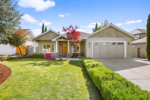 1054 Pumpkin Rdg, Eagle Point, OR, 97524-9043 | Card Image