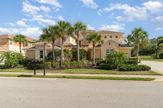 B - 10659 Pelican Preserve Blvd, Condo with 3 bedrooms, 2 bathrooms and null parking in FORT MYERS FL | Image 5