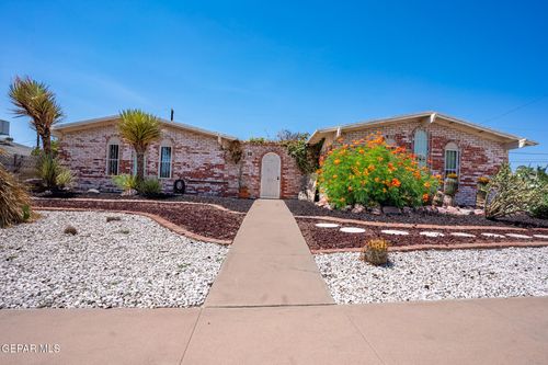 747 De Leon Dr, El Paso, TX, 79912-4945 | Card Image