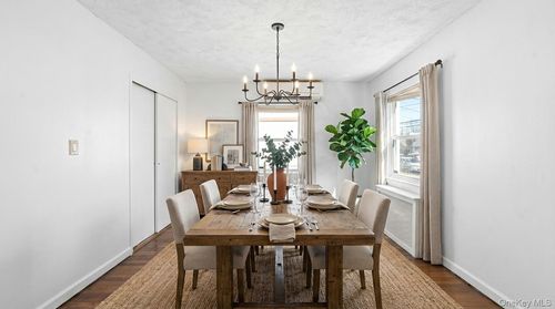 7 Everett St, Valley Stream, NY, 11580-2220 | Card Image