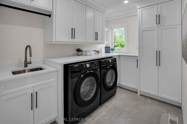 2021 Victoria Ave, Home with 5 bedrooms, 4 bathrooms and 50 parking in Pelham ON | Image 17