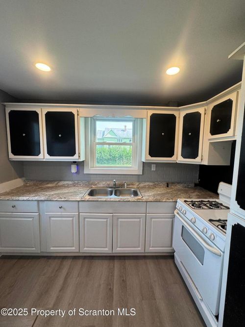 1021 Wheeler Ave, Scranton, PA, 18510-1471 | Card Image