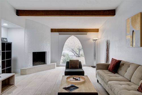 945 Vegas Valley Dr, Las Vegas, NV, 89109-1533 | Card Image