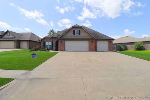1804 Hillcrest Rd, Claremore, OK, 74019-3511 | Card Image