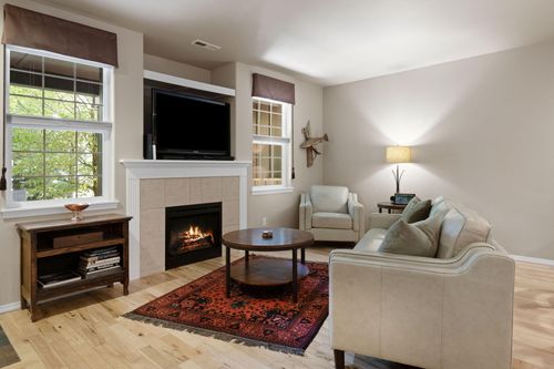 720 N Hindeman St, Sisters, OR, 97759-3124 | Card Image