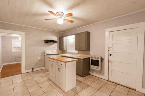 104 S Beauregard St, Alvin, TX, 77511-2138 | Card Image