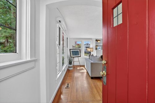 560 46th St, Sacramento, CA, 95819-2827 | Card Image