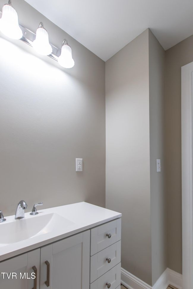 24121416 Bradley St, Home with 5 bedrooms, 3 bathrooms and null parking in Bristol VA | Image 11